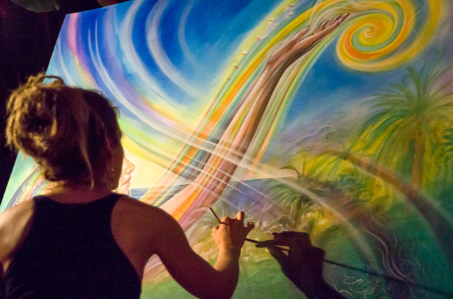 artist-painting-envision-festival-costa-rica